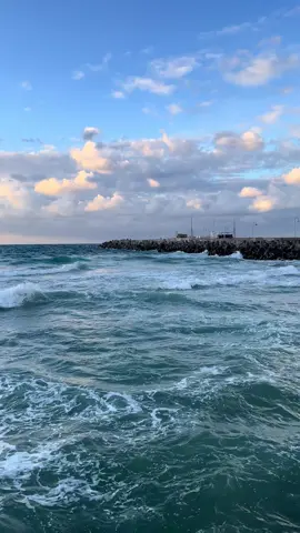 بتميل العيون على خده بتشاهد جناين ورده ونسايم عبير بيعدوا لو فات الحليوة بتهل الروايح منه وبيتقل علينا اكمنه متأكد وعارف انه امورة وحليوة يرضيكوا الحليوة يسبني للنار اللي بتدوبني ايه قصده الحليوة  ايه قصده الحليوة