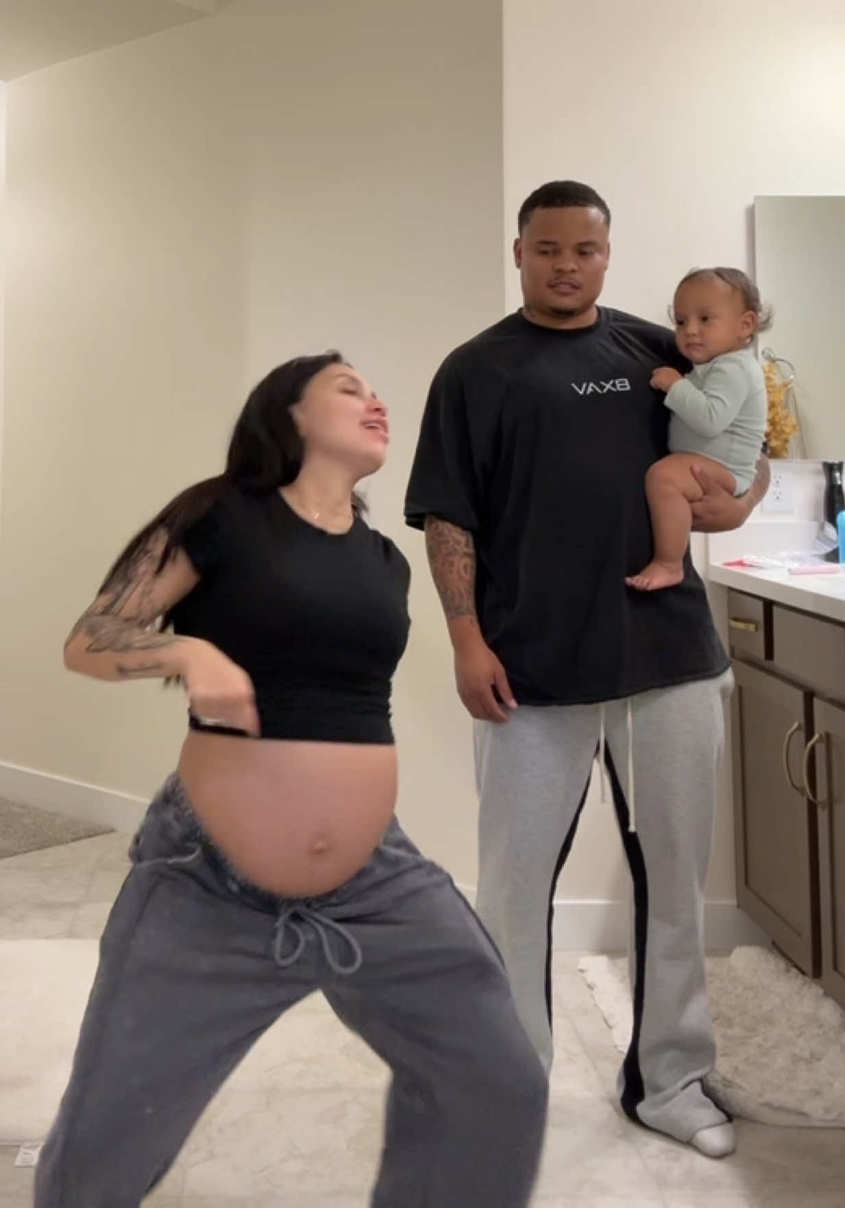 I don’t think he like her doing the sexy dexy 😭😂😂 @Zaza @Sachi 🌸 #larobenz #zaza #lilversachi #funny #sexydexy 