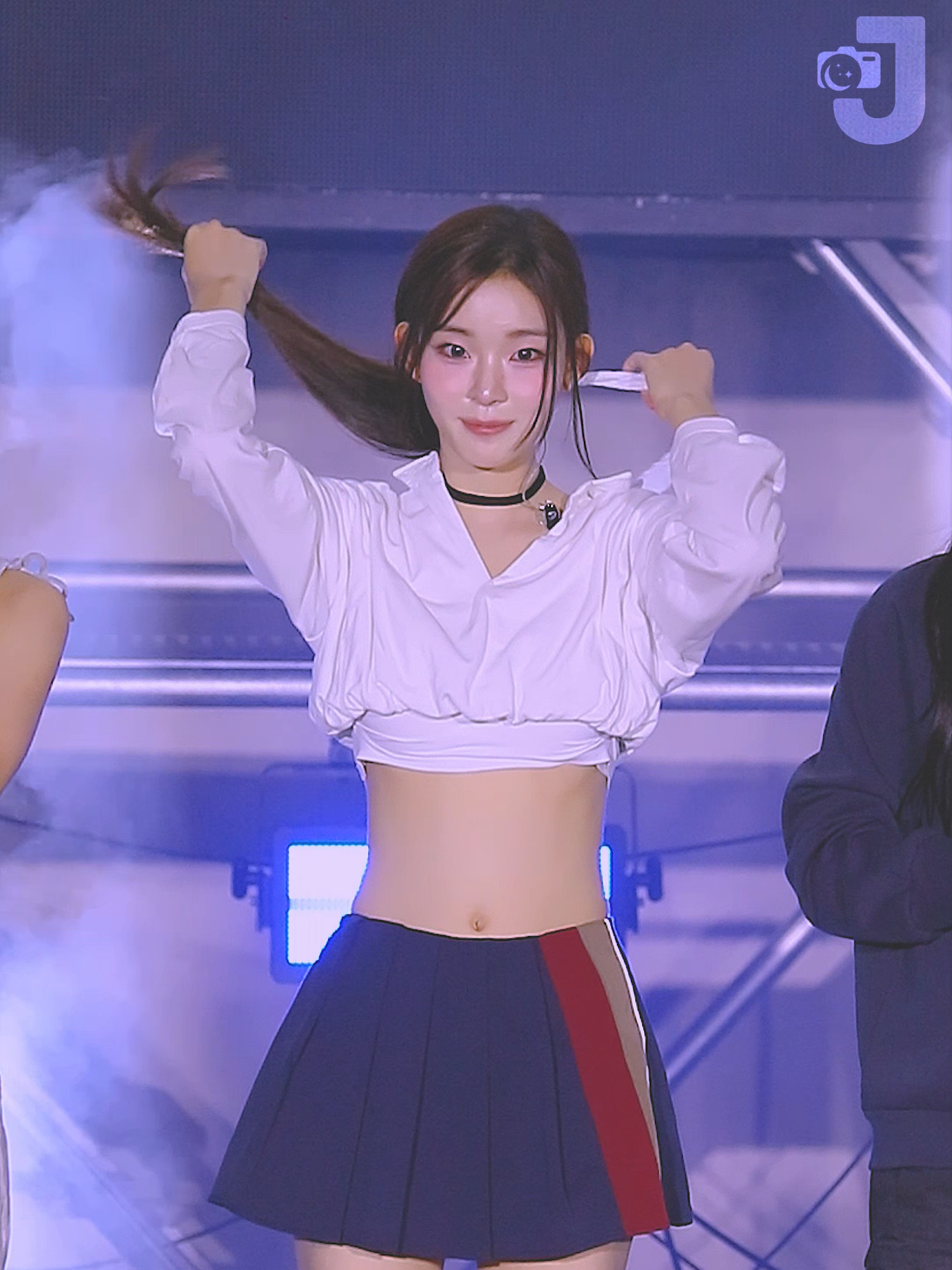 다음 무대를 위해 머리 묶는 카시아