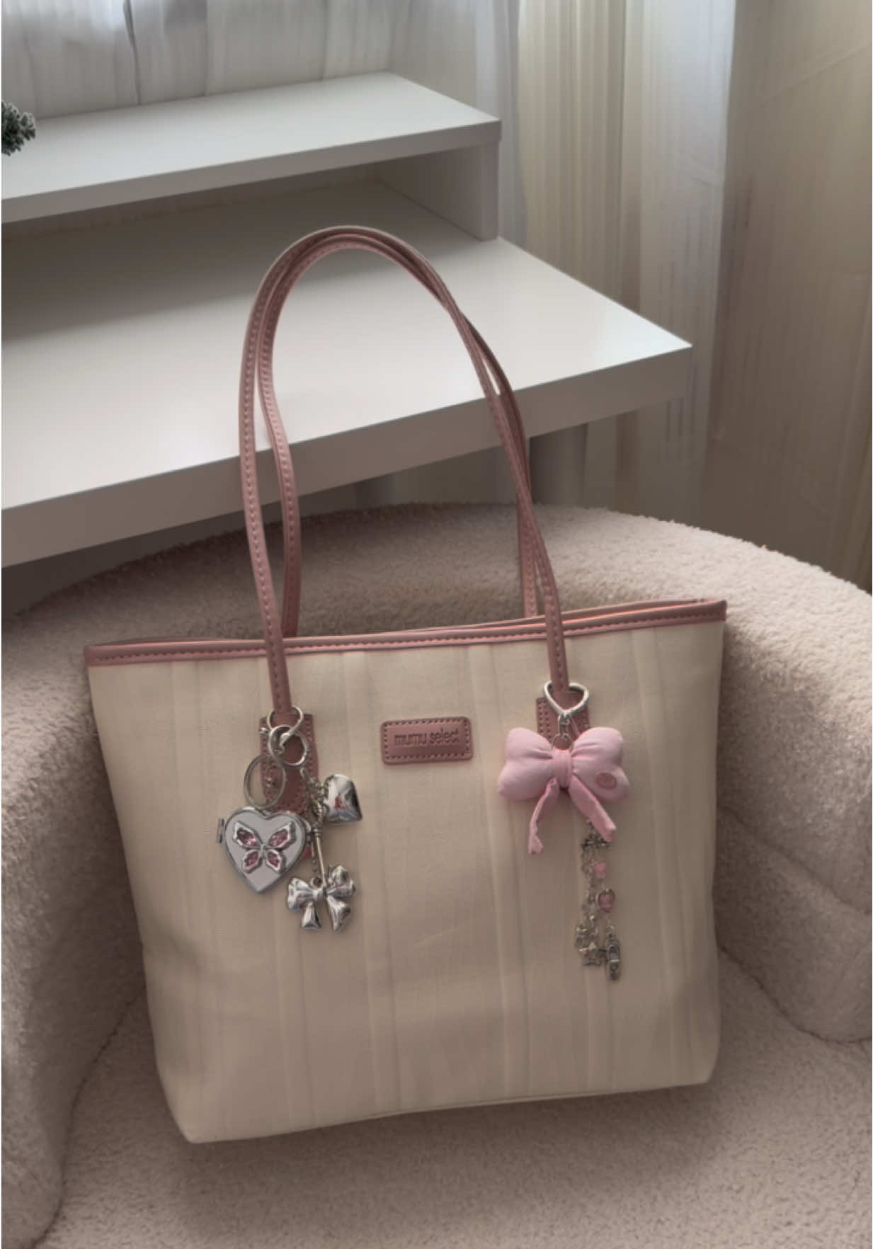 Replying to @_abbygl_ ^ྀི basta mumu select shoulder bag, tote bag.. maganda quality nyaaaan! Affordable but yet.. look at thatttt 💕💕 #mumuselect #shoulderbag #totebag #trending #viral 