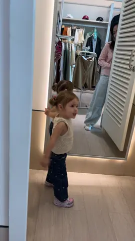 Kak des suru pipis di fitting room karna mayi betah main patung disini😹 #fyp #mayi 