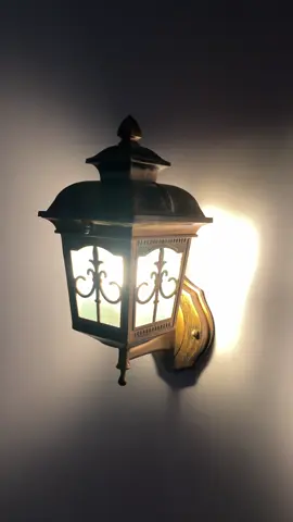 Đèn gắn tường ngoài trời phong cách tân cổ điển – sang trọng, tinh tế và bền bỉ theo thời gian. Lắp cho trụ cột, cổng, sân vườn, ban công hay hành lang đều đẹp nổi bật! 💡 Hợp kim nhôm sơn tĩnh điện chống rỉ sét, dễ lắp đặt – dùng được với bóng led, compact, sợi đốt. #dengantuong #denngoaitroi #dencong #dentrangtricong #dentancodien 