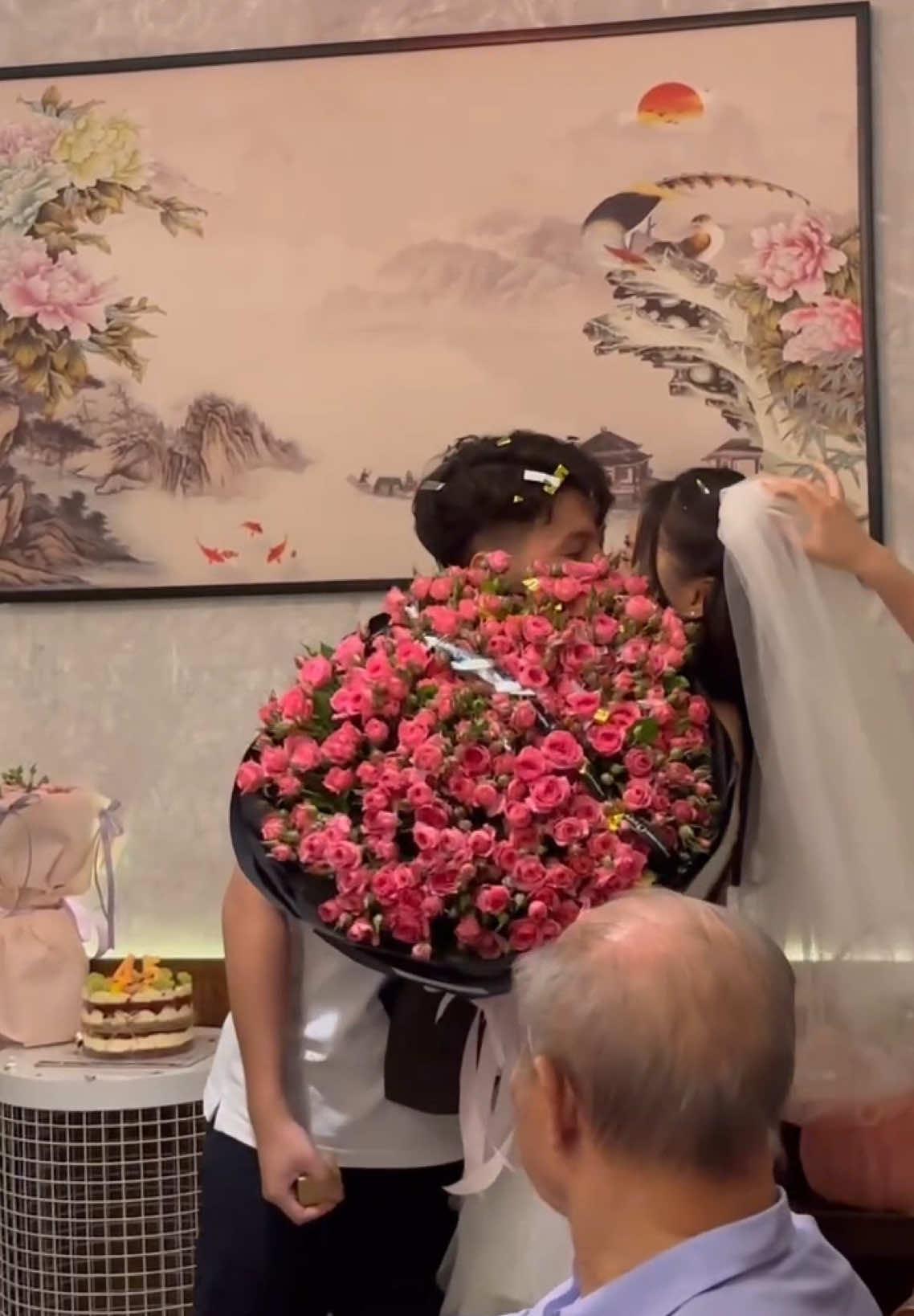 Cảm ơn a của em, anh đã làm được r, hôm nay e là người hạnh phúc nhất thế giới khi khoảnh khắc này được tất cả những người thân yêu của e chứng kiến💕. Xưa lần nào a định tạo bất ngờ  gì cho e cũng bị e phát hiện trước😂 nhưng lần này k những anh, mà gia đình, bố mẹ, anh chị em bạn bè và ce meo meo, làm e k nghi ngờ j hết thậm chí còn đánh lạc hướng, mng đã biết từ lâu và đã đến từ sớm đề chuẩn bị. Mọi khi đi chơi e hay là ng tìm chỗ, lần này a đã lo từ a-z kể cả váy e cũng là a chọn và bảo e chỉ cần di với anh thôi😭😭😭đến giờ xem lại vẫn còn xúc động, yêu anh và gia đình mình @Minh Toàn 💕 #cauhon 