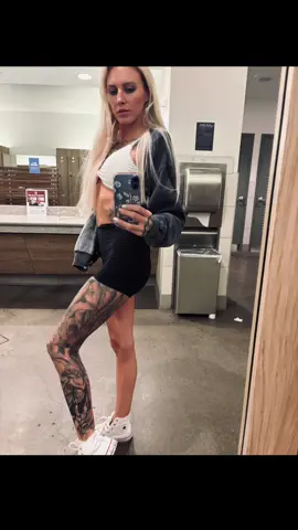 #girlswithtattoos #selfrespect #girlswholift #nobrokeboys #womenwhosupportwomen 