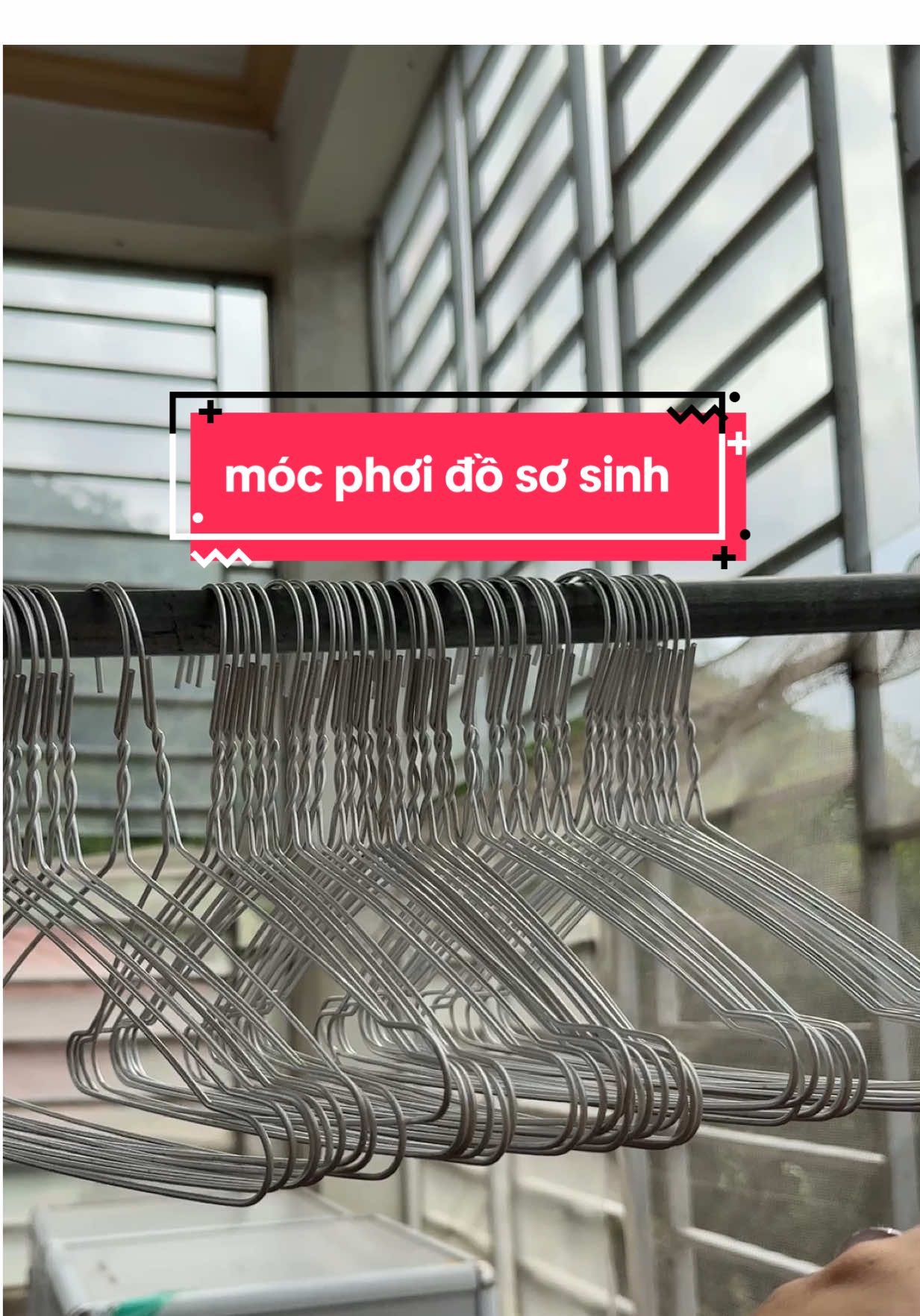 có mom nào thấy móc nhôm này tiện hơn móc nhựa giống em không? móc nhựa to phơi quần áo sơ sinh nó bị dão cái phần vai ý ghét cực, phơi quần thì thêm hai cái tai lòi ra luôn. #mocphoiquanao #quanaososinhchobe #mocphoidochobe 