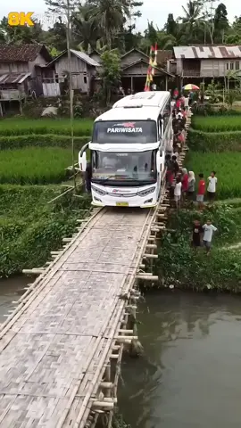 🔥 Aksi Gila Sopir Bus, Bikin Warga Teriak Panik! #trendingshorts #4u  #shortsvideo #shortsviral #masukberanda 
