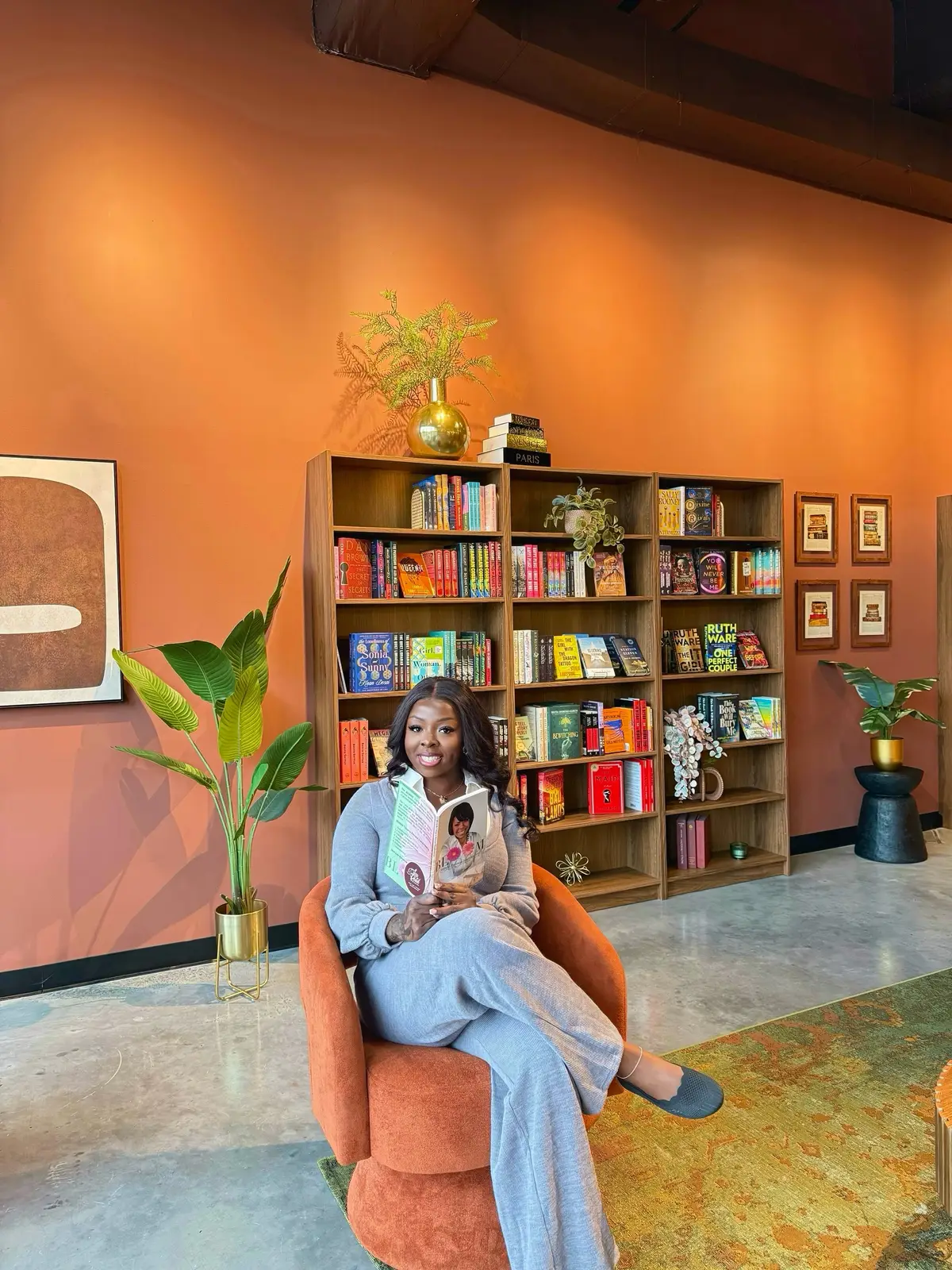 🍂 This Detroit find is giving all the cozy fall vibes! Think books, charcuterie, and the perfect pour in Corktown 📚🍷 Can you guess where I’m at below? 👇🏽 #DetroitEats #CorktownDetroit #DetroitDateIdeas #DetroitFinds313 #FallInDetroit