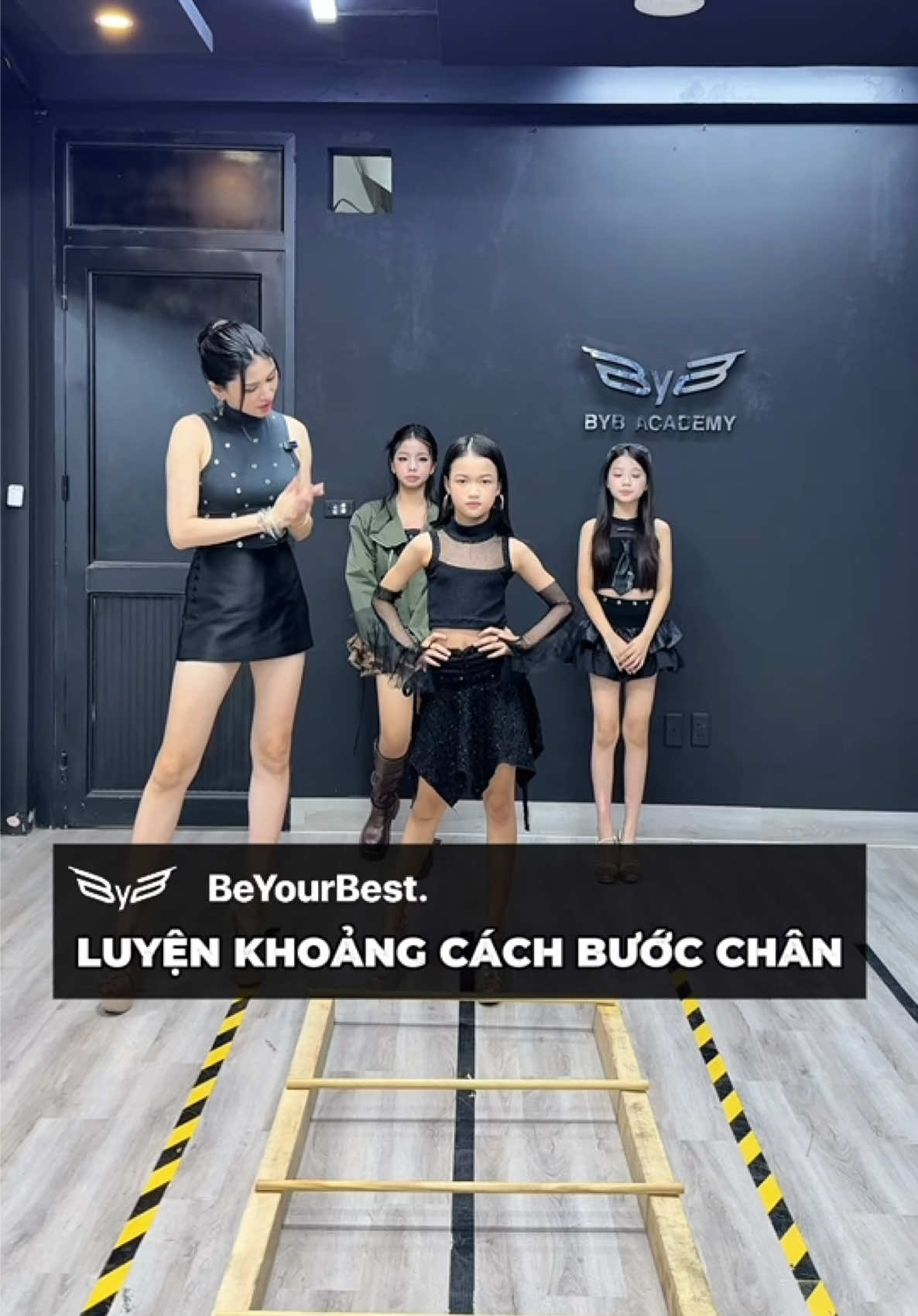 Luyện tập giữ khoảng cách bước chân đều khi catwalk #bybacademy #daotaonguoimau #thanhhuyennguyen #imentertainment 