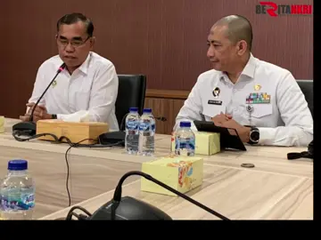 Kemenko Polkam Perkuat Kolaborasi Penanganan Isu Separatisme Papua di Yogyakarta Yogyakarta — Kemenko Polkam menggelar rapat koordinasi membahas sinergi penanganan isu 7 mahasiswa asal Papua di DIY. Rapat dipimpin Kabid Pengelolaan Otonomi Khusus Verdy De Irawan dan dihadiri unsur BINDA DIY, Kodam IV/Diponegoro, Polda DIY, BAIS TNI, serta instansi terkait. DIY yang menjadi tujuan sekitar 15 ribu mahasiswa Papua dinilai perlu diantisipasi potensi konsolidasi menjelang akhir 2025 melalui pendekatan dialogis, kultural, dan kontra-propaganda digital. Verdy menegaskan pentingnya pendekatan humanis berbasis budaya lokal agar mahasiswa Papua merasa menjadi bagian dari Yogyakarta dan Indonesia. Kemenko Polkam mendorong kolaborasi TNI, Polri, BIN, Pemda, dan kementerian terkait untuk memperkuat pembinaan, pengawasan kampus, kontra-narasi digital, serta pendampingan kerja. Langkah sinergis ini menjadi upaya menjaga stabilitas keamanan Yogyakarta dan memperkuat perannya sebagai kota inklusif pembina generasi muda Papua dalam semangat NKRI dan otonomi khusus. #NKRI #Papua #KeamananNasional #KolaborasiLintasSektor #kemenkopolkam 