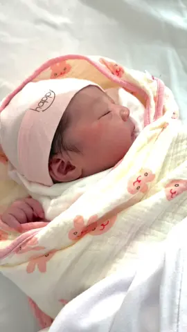 “Nhìn con ngủ say với đôi má hồng hồng, mẹ chỉ muốn thời gian dừng lại ở khoảnh khắc này để mãi được ngắm thiên thần nhỏ của mẹ bình yên đến thế.” 🥰✨🌺 #bvqy354 #viral #xh #newborn #xh 
