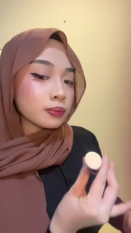 gadis swag pakai lip gloss timephoria