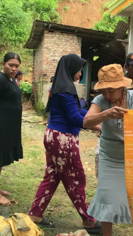 sabtu 25 oktober 2025 telah terjadi bencana alam tanah longsor , tepatnya dirumah mbah Ratmi di dukuh tempel dusun joketro desa nglebeng kecamatan panggul kab. trenggalek. dan tidak akan ditempati takutnya ada longsor susulan lagi #fyp #berandatiktok #bencanaalam #tanahlongsor
