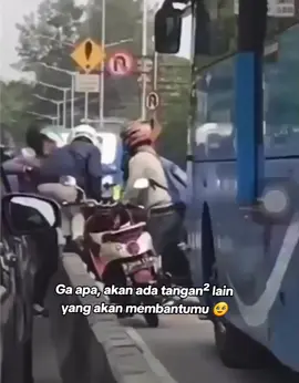 Ga cuma kadang tapi sering terjadi, kita ngebantu orang² bahkan ga itungan tapi nyatanya saat kita butuh pertolongan ternyata diri kita sendirilah yang bisa nolong, lucu tapi memang iya 😭 sc: ig #bekind #positivevibes #realitakehidupan #keepsupporting #yxzcba 