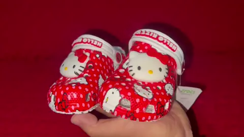 Crocs para las más pequeñitas de la casa 👧🏻😍🛍️  Barbie y hello kitty!!  Hacemos envíos a todo el país  Para pedidos 86934712 🇨🇷