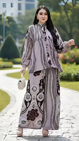 Setelan Susun Balon Viral ini dibuat dari bahan rayon premium yang adem dan jatuh alami,  membuat tampilan terlihat anggun tanpa mengorbankan kenyamanan.  Desain susun dengan lengan balon memberi efek elegan dan sopan untuk wanita berhijab maupun non-hijab.  Cocok dipakai untuk jalan santai, acara keluarga, atau ngantor dengan tampilan yang tetap modis dan rapi. #SetelanSusunBalon #SetelanRayonAdem #BajuMuslimWanita #FashionRayon #KulotWanita 