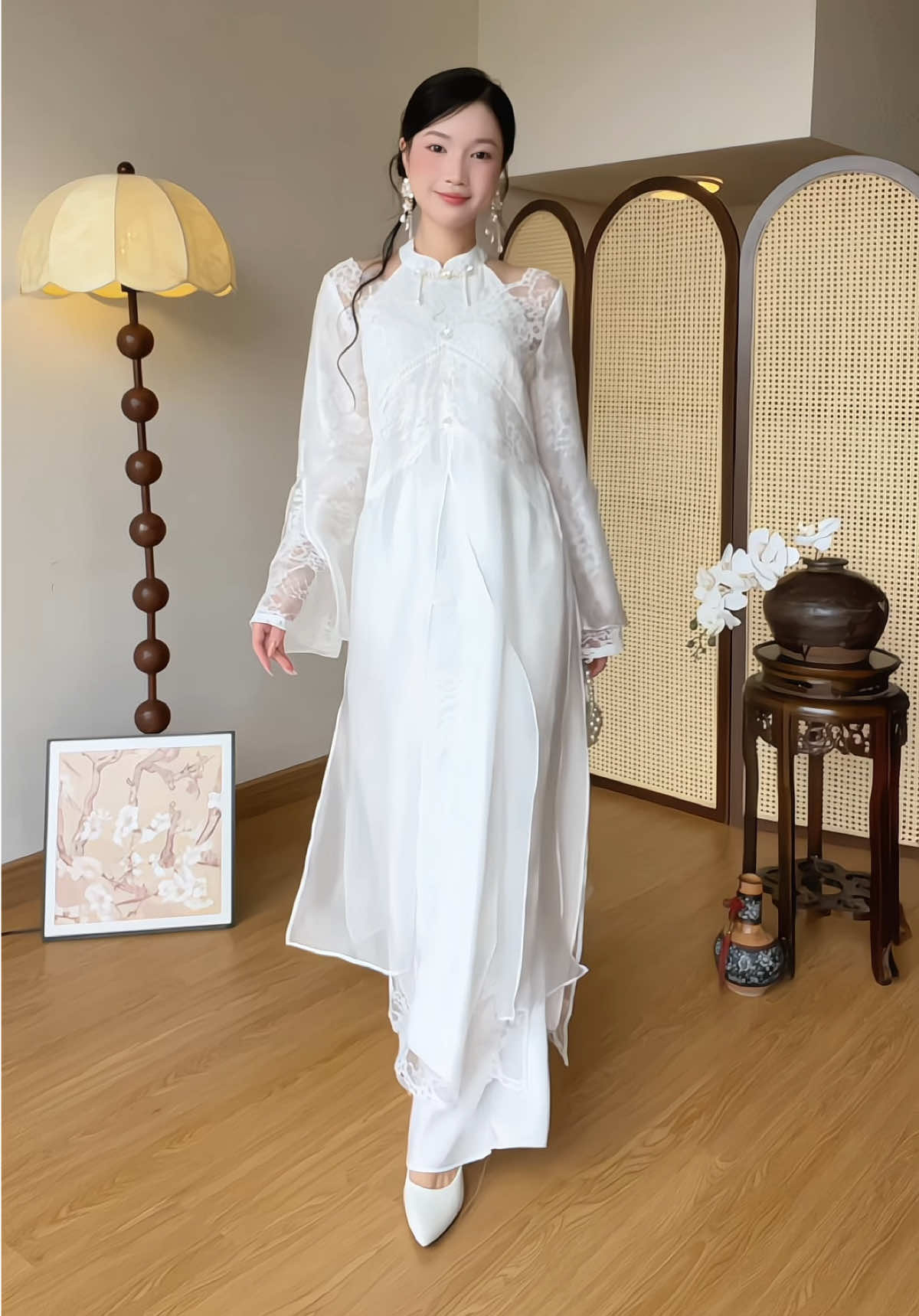 Tựa đoá ngọc lan giữa trời thu, nàng khoác lên Uyển Ngọc Trang vừa bền nã, kiêu kì, lại trong veo như giọt sương ban mai.  #aodaicollection #aodaithietke #sd396 