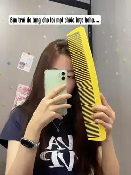 Chiếc lược nhỏ xinh làm khuôn mặt bạn trông đẹp hơn. Haha #lược #luockhonglo 