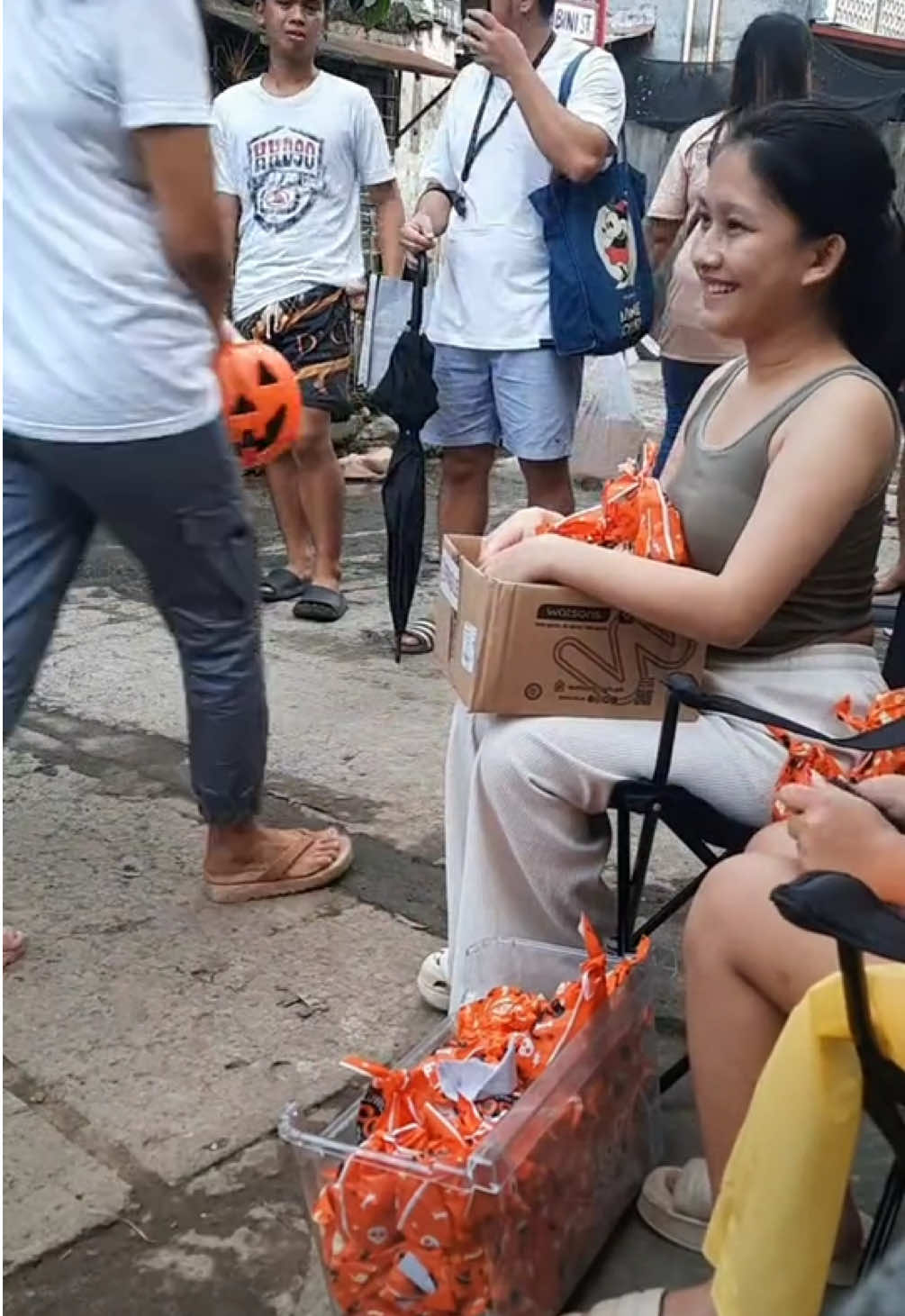 Last year’s highlight #harrypotter nadistract sa parrot & me to lil #dinosaur - “roar ka muna” him: ROAAAAAAAAAAR! Had fun participating on their #trickortreat #fyp #halloween 