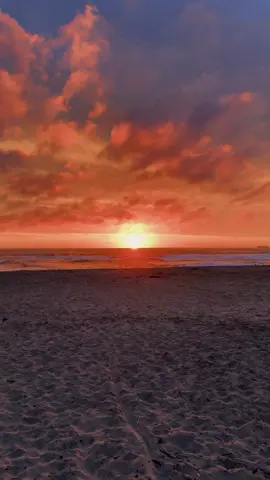El arte de contemplar 🌄                                                     #sunset #atardecer #playa #paratiiiiiiiiiiiiiiiiiiiiiiiiiiiiiii #fyp 