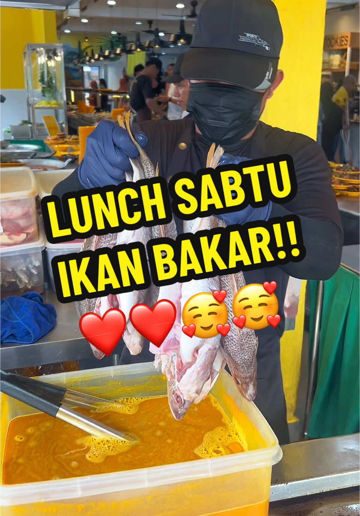Lunch Sabtu, ikan bakar jom! 🔥🐟 Hari Sabtu ni cuti, apa kata kita tukar selera sikit. Asyik lauk sama je, sekali-sekala layan ikan bakar confirm lain macam feel dia. Dekat MK ada macam-macam pilihan ikan segar – tilapia, jenahak, pari, bawal emas dan banyak lagi. Korang pilih, dapur kita bakar on the spot. Memang puas hati! Jangan tunggu lama, ajak geng atau family sekali. Sabtu ni jumpa di MK ya! 😋✨ ⏰Waktu Operasi : 7 Pagi - 5 Petang  (Tutup pada setiap hari Isnin)