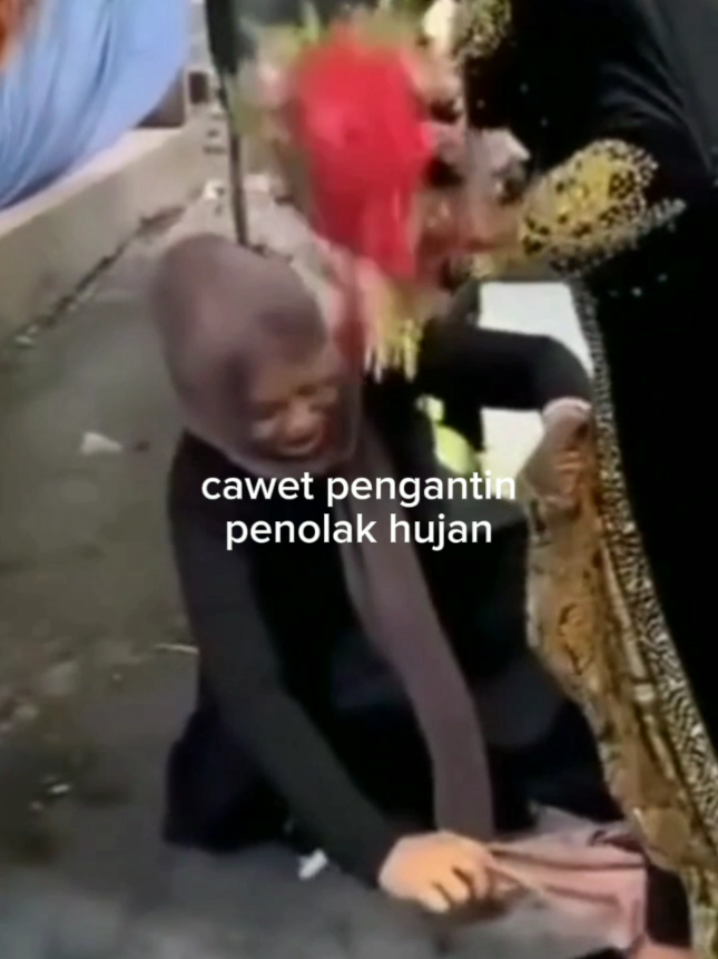 hujan seketika reda..saat pengantin wanita melepas celdam dan melempar ke atas #pestapernikahan #hajatan #vidioviral #masukberandatiktok #fyp 
