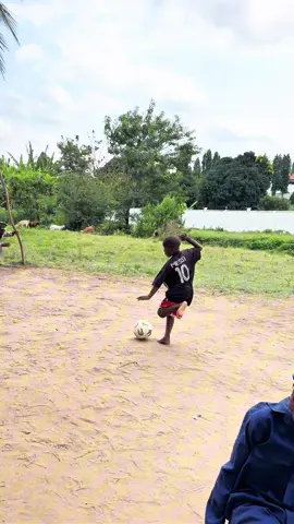 African football 😂😂  #zerobrainer0 #sportsontiktok #SportsOnTikTok #AfricanFootball #zerobrainer0comedy 