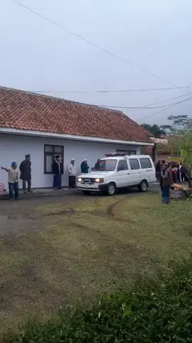 kaget supir pengantaran zenajah ikut meninggal setelah terpakir mobil ambulannya #ambulance  #supir  #supirambulance  #meninggal 
