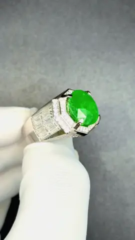 Natural Emerald ( Ngọc Lục Bảo ) màu xanh táo siêu hiếm cắt giác tròn rực lửa khối body chuẩn hàng thiên nhiên tuyệt đẹp hiếm có - Trọng lượng đá : 9,95cts - Vàng trắng 14k : 3,25 chỉ. #hluxury #gemstone #giatrivinhcuu #emerald #trangsuc 