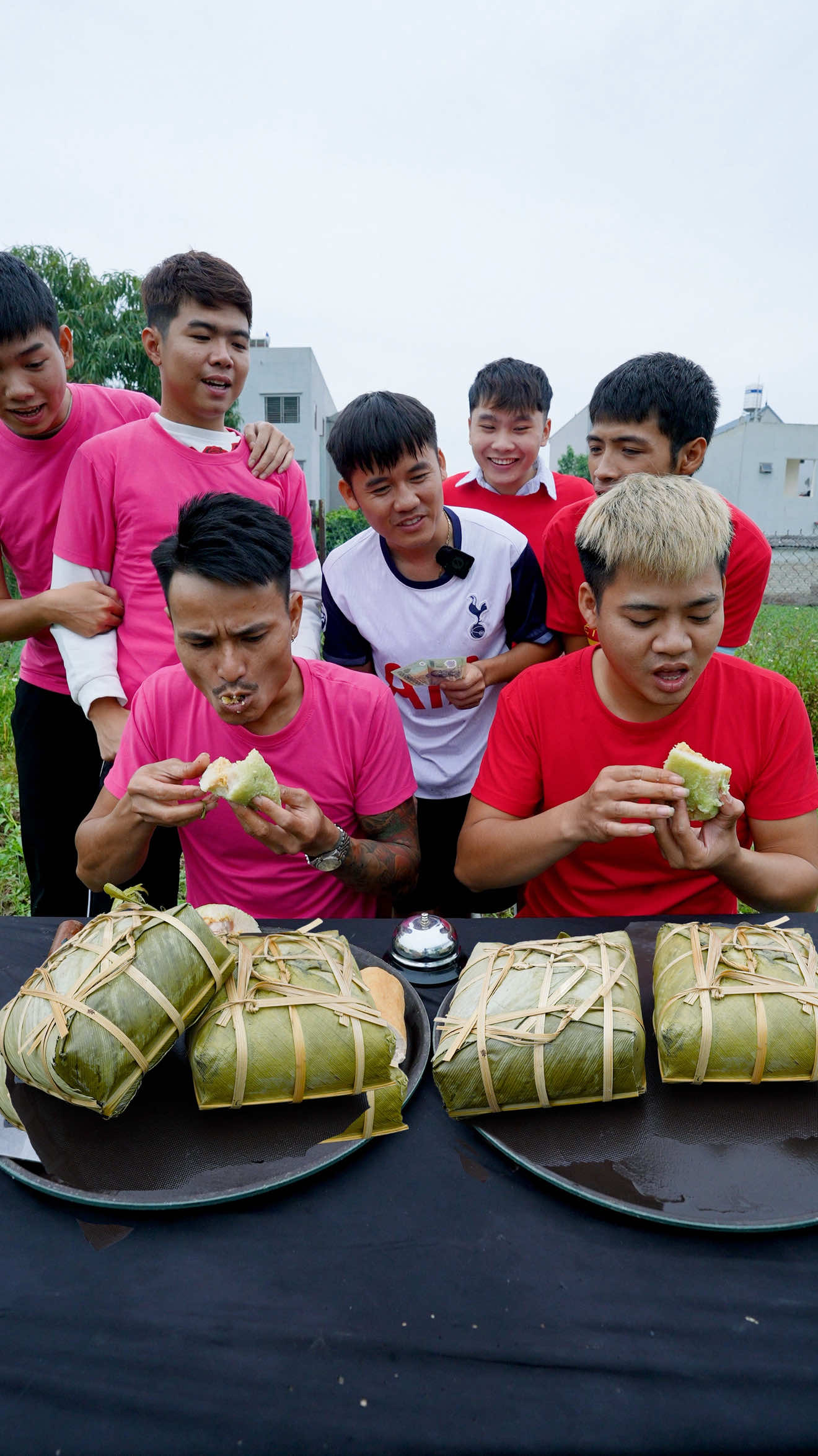 Trò Chơi Thi Ăn Bánh Trưng Nhanh Nhất Cười Toác Mồm#hungvlog 