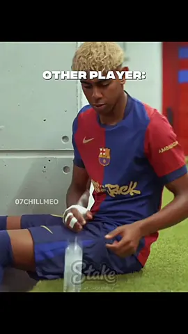 Player Bottle Flip Challenge + GOAT 🐐#football #foryou #fyp #chillmeo 