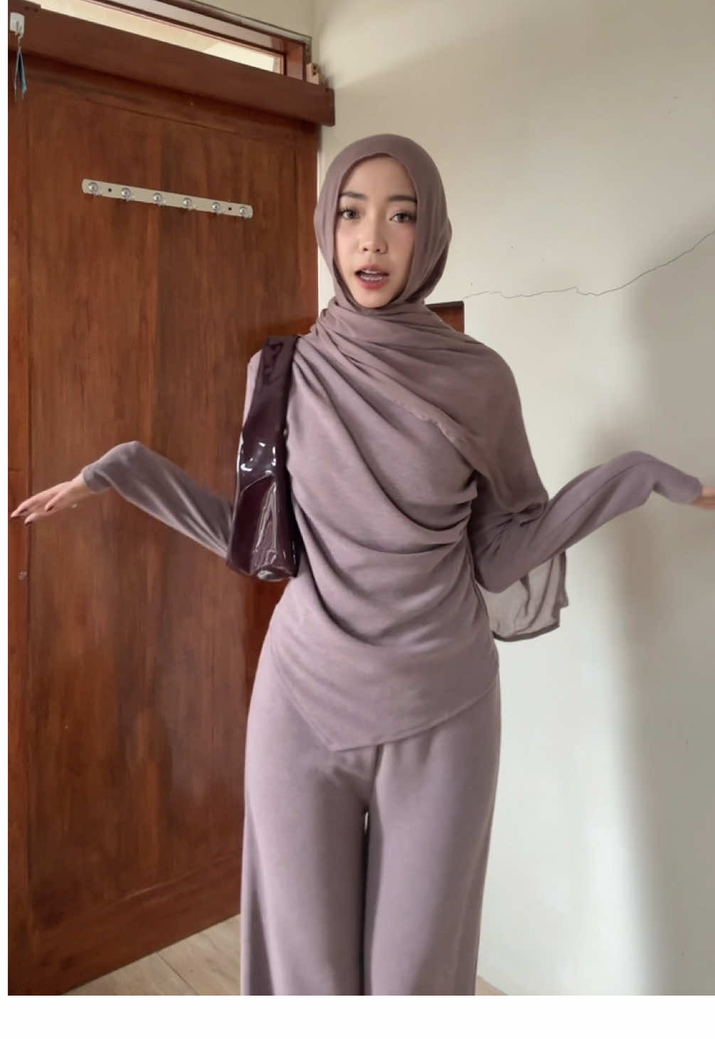 hari ini pake oneset lucuuuW #oneset #onesetknit 