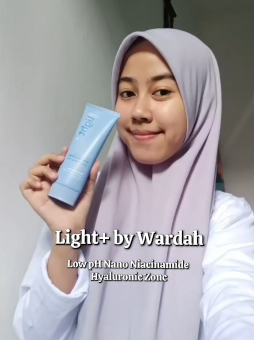 face wash andalan aku banget🩵✨ @lightplus.beauty  #ReviewLightPlus #gLowpHFaceWash #lightplusbywardah #niacinamide #lightplusfacewash 