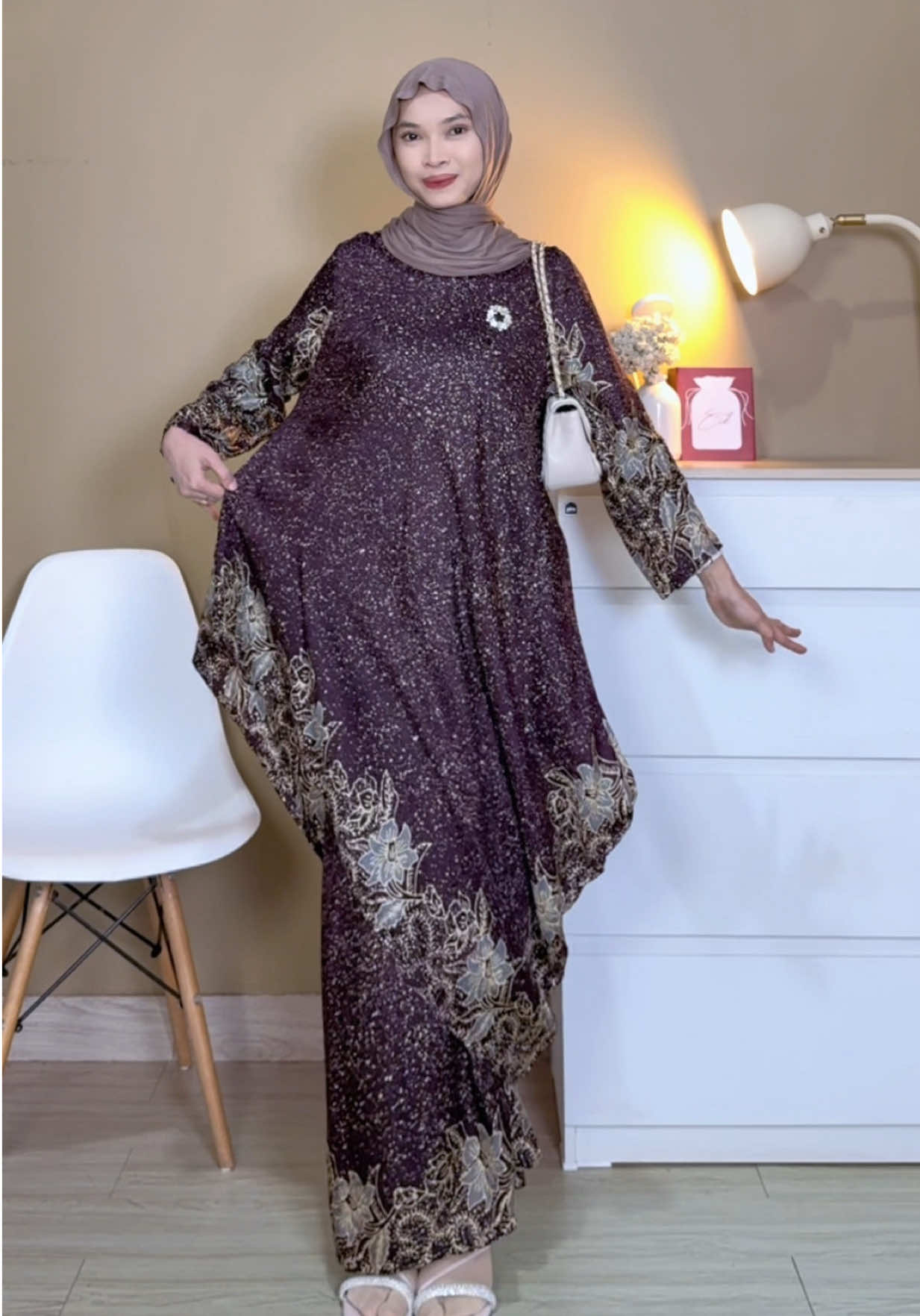 Sedih bgt fitur time posting dah gada lagi☹️💔 btw set kurung melayu nya cantik ya, mumpung warna dan motifnya masih lengkap 😍 #setkurungmelayu #setmelayu #onesetkondangan #lebaran2026 