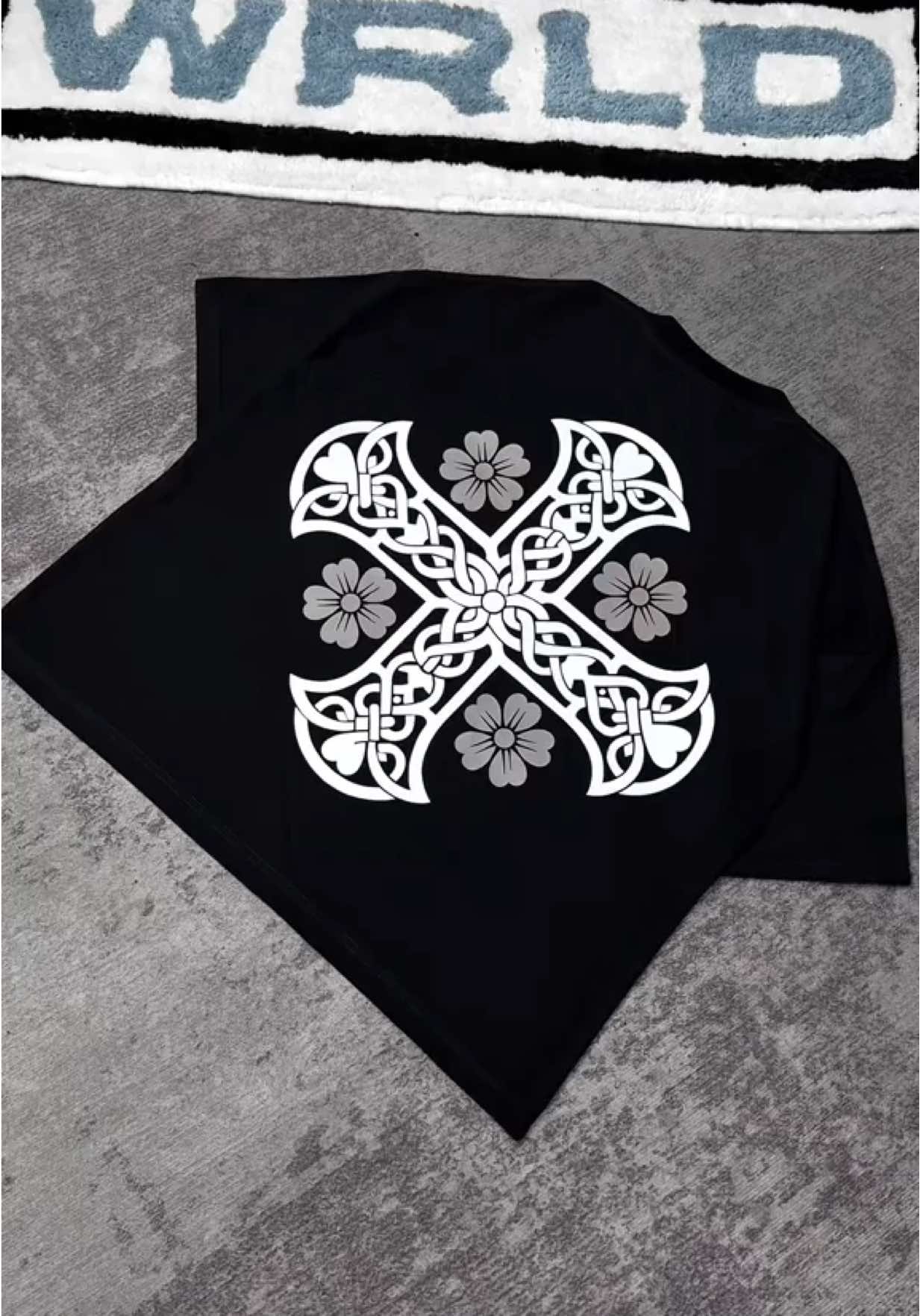 Paradoxs, kaos hitam boxy fit oversized dengan design BOLD nya yang bikin Fitcheck kalian makin tampil keren ✨💫 #WRLDstudios #boxyfit #oversized #gajiansale 