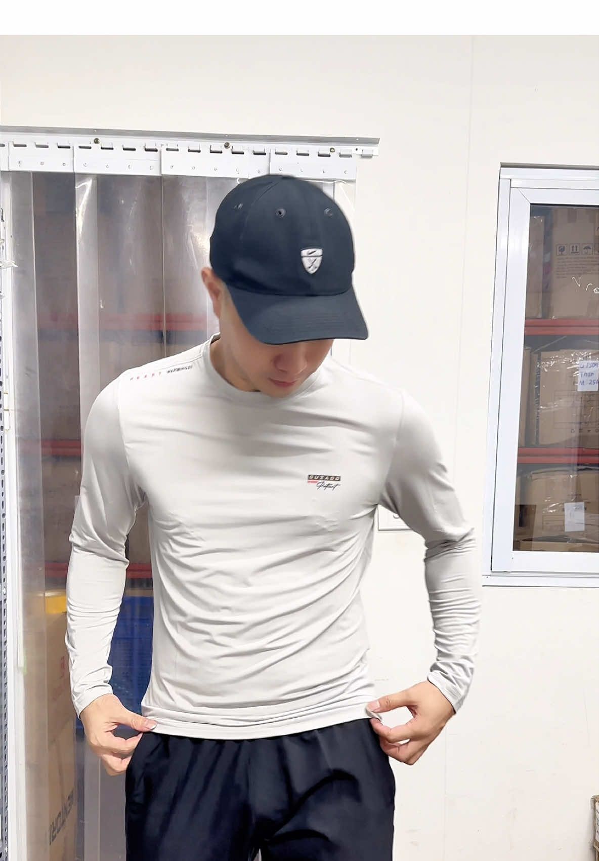 Combo 2 áo thun dài tay cổ tròn là một lựa chọn tuyệt vời cho những ai yêu thích sự đơn giản, khỏe khoắn. Chất liệu: Vải thun giữ nhiệt, mang lại sự thoải mái trong mọi hoạt động. Kích thước: Form regular fit vừa vặn, tay áo dài. Mùa sử dụng: Phù hợp với cả bốn mùa. #xh #thoitrangnam #aogiunhiet #ducanhbexiu 