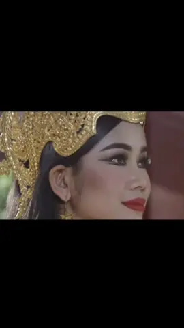 🤍✨The beauty of Cambodian women is that they are gentle, respectful and have a beautiful smile.  I am so proud to be a Cambodian woman🇰🇭✨ #ដួងសុខជា #នាដការបាំបុរាណខ្មែរ🇰🇭 #របាំក្បាច់បុរាណខ្មែរ #khmerculture #apsara 