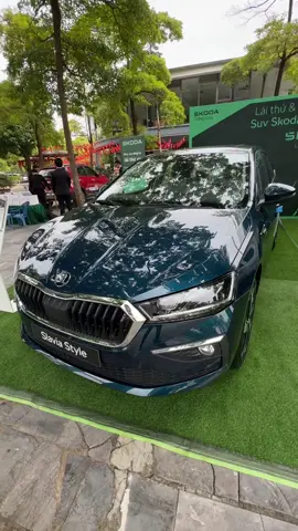 Xanh - Lavarblue - Theo anh em thì cái mầu của mấy cha Tây Mũi Lõ này xấu hay đẹp ? Thực ra mà nói thì mình không thích mầu xanh. Giống như xu hướng chọn xe của khách hàng Việt ( đa số) thì thường là thích mầu Trắng ( với 1 tỉ tỉ lý do:  dễ chọn, không lỗi mốt, dễ bán...) hoặc các bác có tuổi chút thì mầu Đen ( nhìn kiểu hơi cốp, lịch sự và đứng đắn ) Tuy nhiên thì đợt này Skoda ra cái mầu xanh nó cũng hơi kiểu 