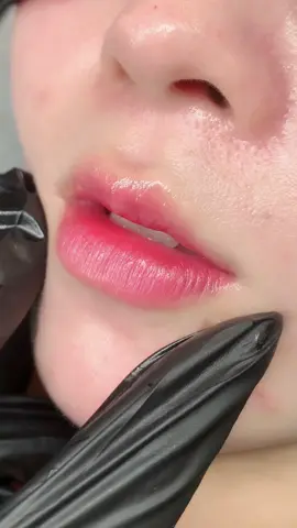 Môi phun sau bong màu môi trong trẻo xinh lắm ạ. Môi này emmy còn dặm lại thêm 1 lần nữa sẽ lên màu đều đẹp hơn ạ #phunmoitrongtreo #phunmoidamlongtanvien #phunmoiodaudephcm #diachiphunmoiohocmon #diachiphunmoidep 