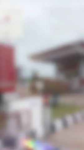 Bandar Lampung — Serikat Mahasiswa dan Pemuda Lampung (SIMPUL) mendesak Kepolisian Daerah (Polda) Lampung untuk mengembangkan penyelidikan kasus dugaan penyalahgunaan bahan bakar minyak (BBM) bersubsidi di wilayah Tulang Bawang. Mereka menilai penyidik Subdit IV Tipidter Ditreskrimsus Polda Lampung belum menyentuh aktor utama di balik praktik tersebut, yakni pemilik SPBU. Koordinator SIMPUL Rosim Nyerupa mempertanyakan sikap penyidik yang hingga kini hanya memproses pelaku lapangan, tanpa menyentuh pemilik SPBU yang diduga menikmati hasil penyalahgunaan subsidi tersebut. “Publik bertanya-tanya, kenapa hanya pelaku lapangan yang diproses? Sementara Yulianto Atjik Sutrisno alias Acuk, bos SPBU yang menerima setoran hasil penyalahgunaan subsidi, justru belum disentuh hukum,” tegas Rosim dalam keterangan persnya, Jumat (24/10/2025). *Kasus Berawal dari Penangkapan Tiga Orang* Kasus ini bermula dari penangkapan tiga orang, yakni Samsul Hadi, MGS Wahyu, dan Paringotan Purba (pihak SPBU), pada 28 Agustus 2025 di wilayah Rawa Jitu Selatan, Kabupaten Tulang Bawang. Keduanya diduga melakukan pengangkutan dan niaga BBM bersubsidi secara ilegal dengan cara mengecor menggunakan jerigen di area SPBU 24.345.88. BBM tersebut dibeli menggunakan barcode yang diterbitkan Pemerintah Kabupaten Tulang Bawang melalui kerja sama dengan salah satu karyawan SPBU, Paringotan Purba. Uang hasil pembelian kemudian disetorkan kepada Indri, bendahara SPBU, yang disebut-sebut menyerahkan uang setoran kepada pemilik SPBU setiap dua minggu sekali. *Dugaan Keterlibatan Bos SPBU* Menurut Rosim, pola aliran uang dan struktur kerja yang sistematis menunjukkan bahwa praktik penyalahgunaan BBM bersubsidi ini bukan tindakan individu, melainkan kegiatan terorganisasi yang diduga diketahui dan diarahkan oleh bos SPBU. Lebih lanjut, SIMPUL juga menemukan indikasi bahwa pihak SPBU menjual BBM jenis solar dan pertalite di atas Harga Eceran Tertinggi (HET), yakni sekitar Rp7.500–Rp8.000 per liter. “Dugaan ini bukan isapan jempol. Keuntungan dari penjualan di atas HET diduga sangat besar dan berlangsung bertahun-tahun. Fakta bahwa Indri rutin menyetorkan uang ke bos SPBU memperkuat dugaan keterlibatan langsung pemilik,” ujar Rosim. *Langgar UU Migas dan Aturan ESDM* Rosim menegaskan, praktik tersebut jelas melanggar Pasal 55 Undang-Undang Nomor 22 Tahun 2001 tentang Minyak dan Gas Bumi, sebagaimana diubah melalui Undang-Undang Nomor 6 Tahun 2023 tentang Cipta Kerja. Selain itu, pelanggaran juga terjadi terhadap Peraturan Menteri ESDM Nomor 21 Tahun 2024 tentang Penyediaan dan Pendistribusian Jenis BBM Tertentu dan Jenis BBM Khusus Penugasan. “Ini bukan pelanggaran administratif, tetapi kejahatan ekonomi yang merugikan negara dan rakyat kecil. Subsidi BBM adalah hak publik. Bila diselewengkan, itu berarti mengkhianati amanat konstitusi,” tandasnya. *Desakan kepada Polda dan Pertamina* SIMPUL mendesak Kapolda Lampung dan Dirkrimsus Polda Lampung agar mengusut tuntas kasus ini hingga ke tingkat pengendali utama. “Kalau benar aliran dana mengarah ke bos SPBU, maka seharusnya ada keberanian hukum untuk menetapkannya sebagai tersangka,” kata Rosim. Selain itu, SIMPUL juga meminta BPH Migas dan Pertamina segera menghentikan sementara pendistribusian solar dan pertalite ke SPBU 24.345.88 sampai proses hukum selesai. “Langkah penghentian distribusi penting dilakukan agar tidak terjadi kebocoran baru, sekaligus sebagai bentuk tanggung jawab moral terhadap penyalahgunaan subsidi energi,” tambahnya. *SIMPUL Siap Kawal Kasus* SIMPUL menegaskan akan terus mengawal kasus ini secara independen dan kritis, serta mendesak pemerintah daerah dan Pertamina memperketat pengawasan terhadap SPBU yang diduga menjual BBM di atas HET. “Kami tidak ingin Lampung menjadi lahan subur bagi mafia energi. Jika penegakan hukum tumpul ke atas, publik akan kehilangan kepercayaan terhadap institusi hukum,” tutup Rosim Nyerupa. (*) #BongkarMafiaBBM #KeadilanUntukRakyatKecil #SIMPULBergerak #LampungMelawanKorupsi #UsutTuntasSPBUNak