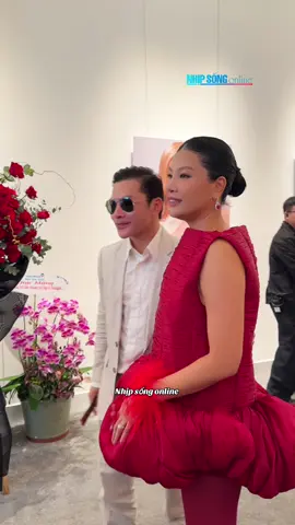 Siêu mẫu Vũ Cẩm Nhung giới thiệu  Trần Bảo Sơn còn độc thân vui tính  Tại triển lãm cùng TENAMYD #nhipsongonline #tenamyd #tenamydcosmetic #vucamnhung #tranbaoson 