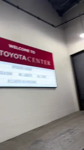 Thank you to the @houstonrockets for having me come out and do the halftime show tonight! Shout out to the #ClutchCityDancers We had a great time watching KD first home game as a Rocket 🚀 🤘 