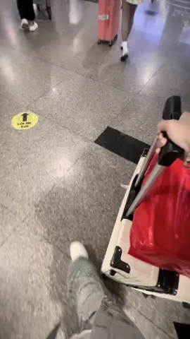 Giữ thế giới không ngừng vỡ vụn, mong em vẫn đủ mạnh mẽ để không đánh mất chính mình. Rồi đến một ngày, em sẽ tìm thấy nơi mình thuộc về, không cần cố gắng để vừa vặn với ai đó, em chỉ cần là chính em. Và ở đó có một người, không hứa, không hẹn, nhưng vẫn sẵn lòng ở cạnh, không rời đi.