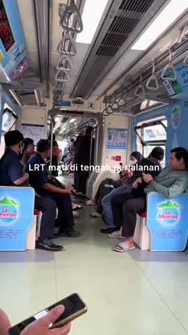 LRT mati saat udah dekat cikunir. Kami di evakuasi setelah +-20 menit di dalam kereta yg panas dan pengap. Jalan kaki dibawah teriknya matahari Bekasi almost 80min. Pace lambat karna banyak lansia dan balita. Sampai bekasi barat ada pengembalian dana. Rugi waktu? Sangat. Hope kedepan nya akan better dalam penanganan. #lrt #lrtmogok #lrtmati #lrtjabodebek 
