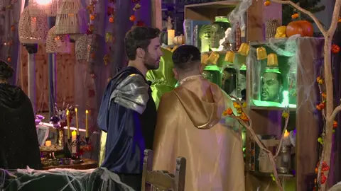¡Ya inició la segunda fiesta de #LaGranjaVIP! 🧙🏼🪄🎉  ¿Qué le depara esta noche a mis granjeros? Lunes a viernes 9:00 p.m. por #AztecaUNO Domingo La Gala 8:00 p.m. por Azteca Uno 🌾 Transmisión 24/7 en #DisneyPlus experiencia completa.