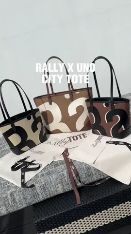 กระเป๋า รุ่น Rally x UNO City Tote (Limited) เปิดจำหน่าย ทาง Lazada ในวันพุธที่ 29 ตุลาคม 2025 เวลา 12.00 น. (เที่ยงวัน) ผลิตและจำหน่ายเพียงรอบเดียวเท่านั้น! 🧳☕️ 🎨 Design & Price: มีให้เลือก 3 ดีไซน์  － House Blend (สีน้ำตาลสกรีนโลโก้สีครีม ไซส์คลาสสิก)  ราคา 2,990.- － Dark Roast (สีน้ำตาลเข้มสกรีนโลโก้สีดำและ Shadow สีขาว ไซส์มินิ)  ราคา 2,690.- － Decaf (สี Canvas สกรีนโลโก้สีดำและ Shadow สีเงินเมทัลลิก ไซส์มินิ)  ราคา 2,690.- 📌 จำกัดการสั่งซื้อ สีละ 1 ใบ / ออเดอร์  💌 สินค้าจำนวนจำกัด (ระบบจะให้สิทธิ์ลูกค้าที่ชำระเงินก่อน) 🚚 สินค้าพร้อมส่ง จัดส่งออกจากคลังภายใน 7 วันหลังจากสั่งซื้อ (จัดส่งก่อน-หลังตามระบบอัตโนมัติของแพลตฟอร์มโดยไม่ได้อิงจากเวลากดสั่งซื้อสินค้าหรือชำระเงิน) 🎥 รับชมพรีวิวไลฟ์วันอังคารที่ 28 ตุลาคม (20:00) 🛒 ติดตามรายละเอียดการเปิดจำหน่ายเพิ่มเติม ผ่านทาง DM หรือ Official Account: @rallymovement เท่านั้น * หมายเหตุ: Rally x UNO Leather Tag เป็นสินค้าสำหรับกิจกรรมหน้าร้าน UNO เท่านั้น #RallyxUNO #RallyxUNOCityToteLimited #RallyMovement #กระเป๋าRally #UnoCoffeeCo 