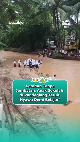 Sejak jembatan penghubung di Kampung Cegog, Pandeglang, Banten, hanyut pada Oktober 2024, para pelajar SD dan SMP ini harus setiap hari menyeberangi Sungai Surian yang berarus deras demi bisa bersekolah. ​Meski pembangunan jembatan permanen diklaim sudah 90% oleh Pemprov Banten, potret miris ini adalah pengingat keras bahwa akses pendidikan yang aman adalah hak dasar. #pandeglang #jembatanputus #anaksekolah #banten #fyp 