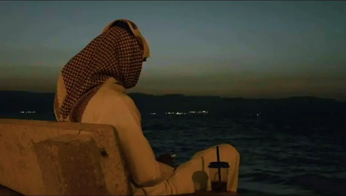 أحياناً أجلس أفكر، وأشوف الناس كيف مبسوطين كيف يسافرون وكيف عايشين حياة هادئة كأن كل شي في الدنيا معهم سهل وجميل حتى الجلسة العادية مع أصحابهم اللي يضحكون فيها ويتكلمون عن أشياء بسيطة أحسها تسوى الدنيا كلها وأنا ما عندي شي من ذا كله ما عندي إلا المعاناه  والهواجيس اللي ما تتركني والتعب اللي صرت أصحى وأنام عليه جربت أغيّر كثير حاولت أمسك نفسي وأقول يمكن الأيام تتبدّل يمكن الحظ يلين بس دايم أرجع لنفس النقطة نفس الشعور نفس الثقل اللي فوق صدري حتى صرت ما عاد أهتم لا بشيء يتغير ولا بشيء يبقى ما أدري متى وصلت لهالمرحلة بس خلاص فقدت رغبتي في كل شي صرت أعيش كأني أؤدي واجب مو لأن الحياة تهمّني بس لأنّي ما أقدر أختفي ببساطة كل يوم يمر وأحسني أبعد عن نفسي أكثر كأنّي صرت مجرد ظل يمشي ويتعب وما أدري وش ينتظرني #foryou #foryoupage #viral #fyp 