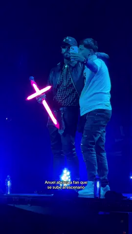 Anuel da unas palabras de su momento en prisión y un fan sube al escenario y Anuel AA lo recibe con un abrazo #anuel #anuelaa