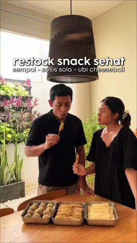 hari ini kita bikin stock 3 snack buat disimpen di kulkas, sempol sehat, sosis solo, dan taro melt cheese ball 🍠🧀 abis beres meal prep, waktunya selfcare bareng suami 🤍 akhir-akhir ini rambutnya lagi sering rontok, jadi kita barengan pakai Serioxyl Advanced Serum dari L’Oréal Professionnel, ringan, tinggal semprot di kulit kepala tanpa bilas, bantu jaga akar rambut biar tetap kuat & aktif tumbuh ✨ rutinitas kecil sebelum tidur yang bikin rambut sama-sama sehat🤍 @L'Oréal Professionnel ID #Lorealproid #mealprep #marriedlife 