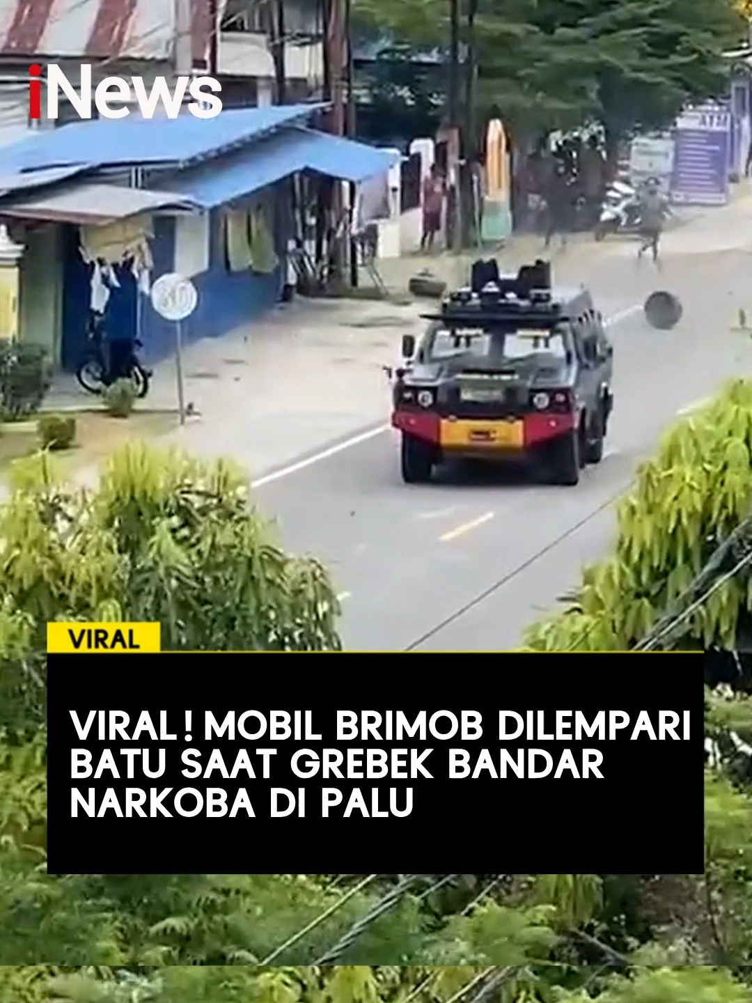 Viral di media sosial kendaraan taktis (rantis) milik Satbrimob Polda Sulawesi Tengah (Sulteng) dilempari batu oleh sejumlah warga di Kota Palu pada Kamis (23/10/2025).  Insiden itu terjadi saat polisi melakukan penggerebekan bandar narkoba di kawasan permukiman warga.  Kabid Humas Polda Sulawesi Tengah Kombes Pol Djoko Wienartono membenarkan peristiwa tersebut. Ia menjelaskan, penggerebekan itu merupakan bagian dari pengembangan kasus narkoba yang dilakukan oleh Direktorat Reserse Narkoba Polda Gorontalo dengan bantuan pengamanan dari Satbrimob Polda Sulteng. Baca selengkapnya: https://www.inews.id/  #Viral #Brimob #Palu #iNews